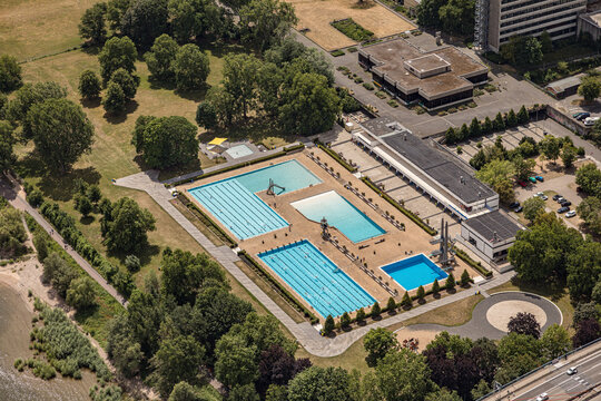 Das Freibad R&ouml;merbad in Bonn liegt  direkt am Rhein.  Die 1974 neu gebaute Anlage ist das gr&ouml;&szlig;te und meistbesuchte Freizeitbad der Stadt Bonn.