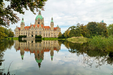 Fototapeta premium Hannovers prächtiges Rathaus am Maschpark