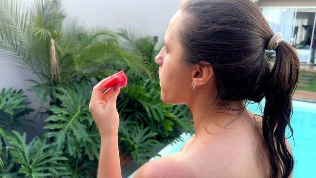 mulher comendo mel&acirc;ncia 