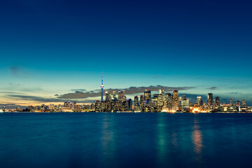 Obraz premium Blurry city skyline picture with water in the foreground