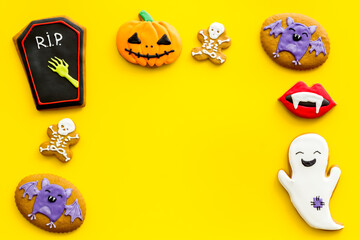 Obraz premium Layout of Halloween gingerbread biscuits with pumpkins, top view