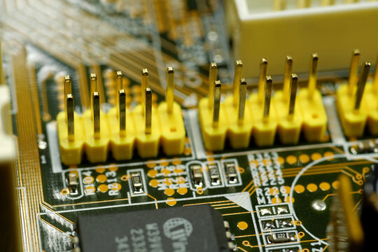 Computer microcircuit with electronic components