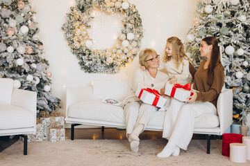 Obraz premium Three Generations Celebrating Christmas Together with Gifts
