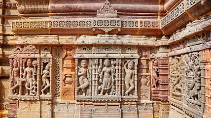 Obraz premium Carved panel of Hindu deities on Hatkeshwar Temple, Vadnagar, Mehsana, Gujarat, India.
