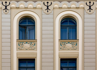 armonía simétrica con decoración floral