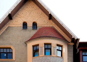 fachada modernista en tono naranja