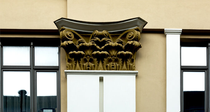 capitel cl&aacute;sico con motivos florales