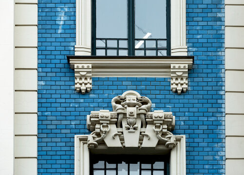 pareja de serpientes en el edificio azul
