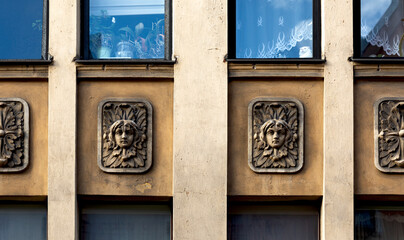 pequeñas cariátides bajo las ventanas