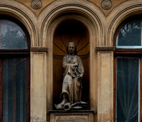 figura femenina en la hornacina