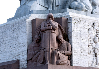 personajes reflexivos en el monumento a la libertad