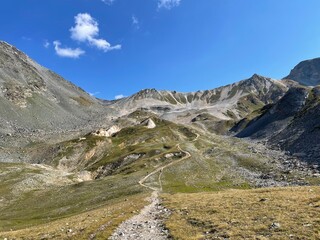Chemin de randonn&eacute;e vers le col