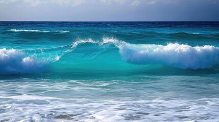 Obraz premium Light blue ocean waves with a clear horizon, representing calmness and natural beauty.