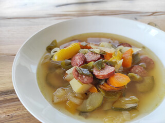 Gemüsesuppe mit Mettwurst