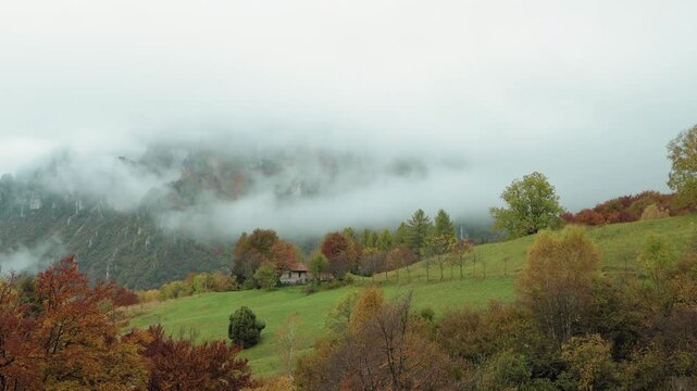 Panoramas de monta&ntilde;as cubiertos con nubes blancas que son como un abrazo a la monta&ntilde;a. 