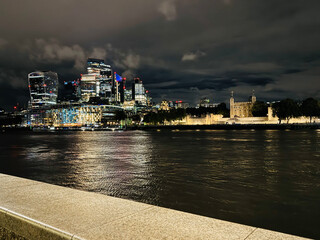 Fototapeta premium London skyline with tower bridge at night