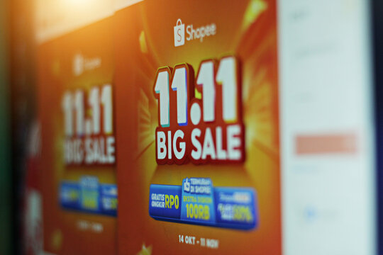 pringsewu, lampung; 23 October 2024; selective monitor marketplace indonesia SHOPEE BIG SALE 11.11 period october to november 2024, promotion advertisement website shopee indonesia