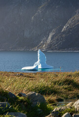 Obraz premium View of montains and icebergs from Uunartoq island (South Greenland)