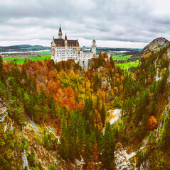 Bajkowy zamek Nuschwanstein, Schwangau, Niemcy. Zamek na górze, jesienne barwy. © Aneta