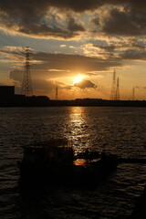 Obraz premium sunset ship harbor silhouette