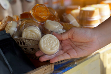 Handmade herbal soap from Flower of Salt, used in bathing to help inhibit the growth of bacteria. Thoroughly clean, reduces rashes and itching, suitable for all skin types.