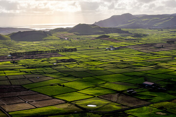 Paisagem açoriana vista da Serra do Cume na Ilha Terceira, Açores. Retalhos de campos separados por muros de pedra vulcânica ao final do dia.  © António Duarte