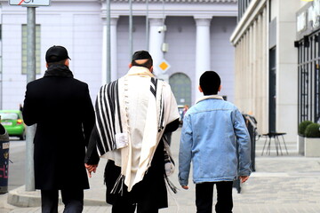 Obraz premium Hasidic Jews go to synagogue during Jewish New Year, religious Jew.