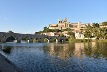 Le Pont vieux et la cathédrale Saint-Nazaire à Béziers. France