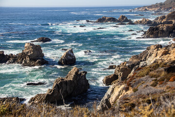 Blick auf die zerkl&uuml;ftete Pazifik K&uuml;ste bei Monterey
