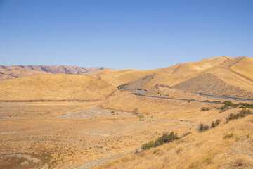Gelbes Gras beim San Luis Reservoir in Kalifornien