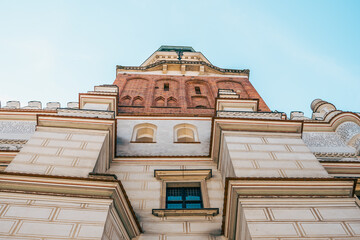 Obraz premium Historic Building on Stary Rynek Square in Poznań, Poland, with Polish Architecture