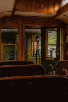 Int&eacute;rieur d,un train vieux de 100 ans