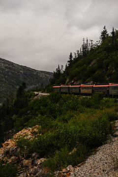 Train qui se prom&egrave;ne sur le bord d'un pr&eacute;cipice