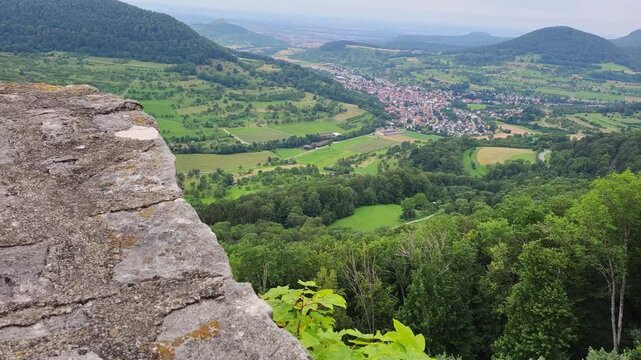 Die Ruine Reu&szlig;enstein thront auf einer gro&szlig;en, zerkl&uuml;fteten Felsenformation. Neidlingen, Baden-W&uuml;rttemberg, Deutschland.