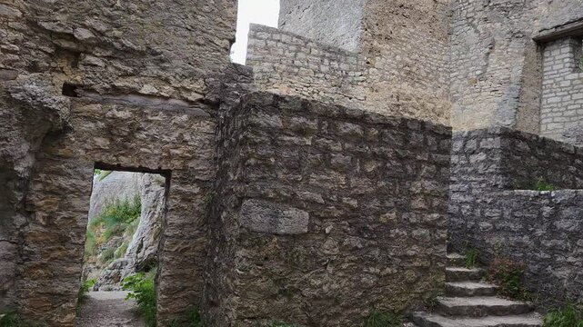 Die Ruine Reu&szlig;enstein thront auf einer gro&szlig;en, zerkl&uuml;fteten Felsenformation. Neidlingen, Baden-W&uuml;rttemberg, Deutschland.