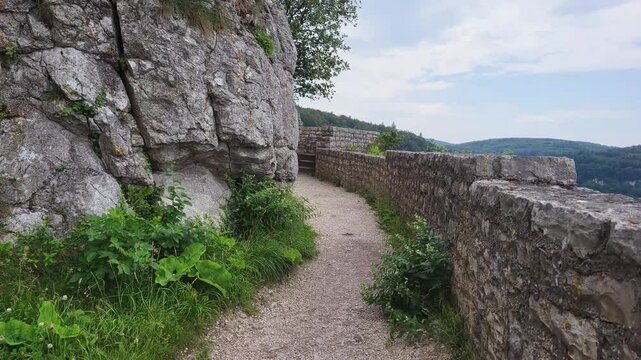 Die Ruine Reu&szlig;enstein thront auf einer gro&szlig;en, zerkl&uuml;fteten Felsenformation. Neidlingen, Baden-W&uuml;rttemberg, Deutschland.