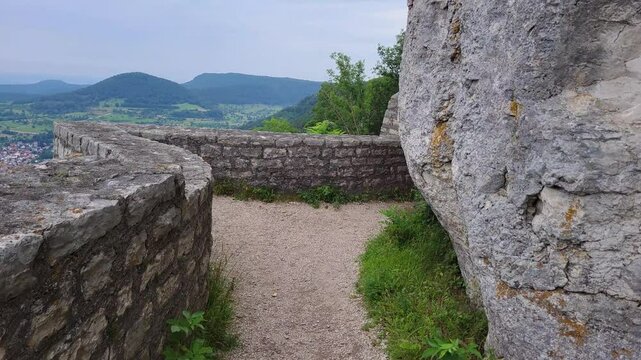 Die Ruine Reu&szlig;enstein thront auf einer gro&szlig;en, zerkl&uuml;fteten Felsenformation. Neidlingen, Baden-W&uuml;rttemberg, Deutschland.