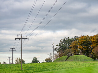 Strommast im Feld