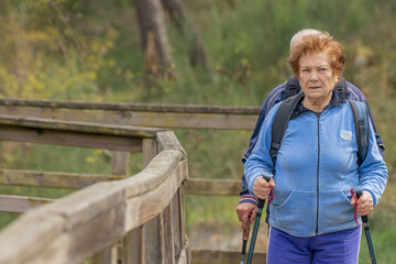 Obraz premium senior couple hiking outdoors in nature