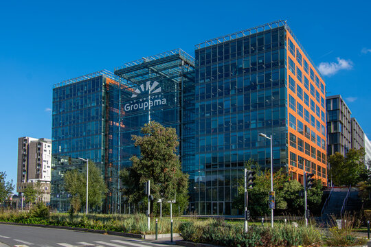 Nanterre, France - 23 octobre 2024: Vue ext&eacute;rieure d'un immeuble du Groupama Campus dans le quartier d'affaires de la D&eacute;fense. Le groupe Groupama est une compagnie d'assurance mutuelle fran&ccedil;aise