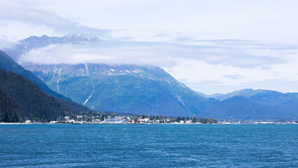 Fototapeta premium Nestled between the sea and rugged mountains, Seward, Alaska is a picturesque coastal fishing town that blends ocean life with breathtaking natural landscapes.
