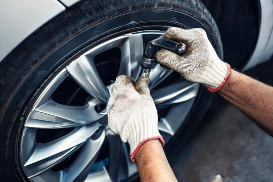 Manos trabajando con guantes de trabajo en carpinter&iacute;a , mec&aacute;nica madera ladrillos sierras rueda auto 