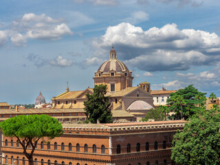 Obraz premium Panoramic view of Rome from the top of the Victor Emmanuel II Monument in Piazza Venezia at dawn. Rome, Italy