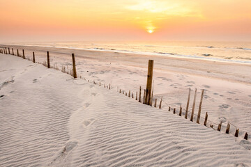 Fototapeta premium Sunrise over the Atlantic ocean and sand dunes at Assateague Island