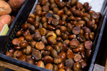 Obraz premium Box with chestnuts for sale in the market. High quality photo