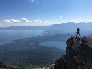Obraz premium Hiker overlooking the lakes