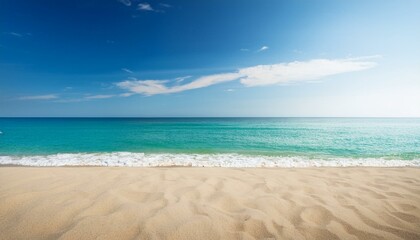 Obraz premium Empty sand beach in front of summer sea background with copy space