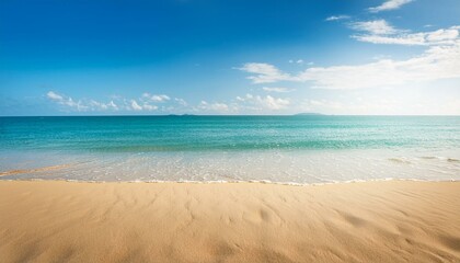 Obraz premium Empty sand beach in front of summer sea background with copy space