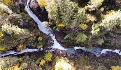 Drohnenaufnahme vom Rotlech Wasserfall im Tirol in Österreich im Herbst