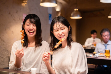 居酒屋で女子会をする二人の女性